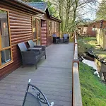 Cheerful 3 Bedroom At White Cross Bay Дом отдыха