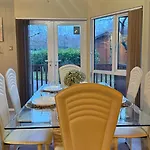 別荘 Cheerful 3 Bedroom At White Cross Bay ウィンダミア