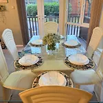 別荘 Cheerful 3 Bedroom At White Cross Bay