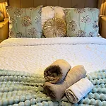 Cheerful 3 Bedroom At White Cross Bay Уиндермир