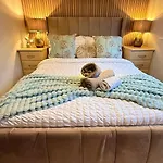 Cheerful 3 Bedroom At White Cross Bay *