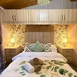 別荘 Cheerful 3 Bedroom At White Cross Bay ウィンダミア