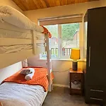 Cheerful 3 Bedroom At White Cross Bay Дом отдыха *