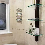 Cheerful 3 Bedroom At White Cross Bay Дом отдыха