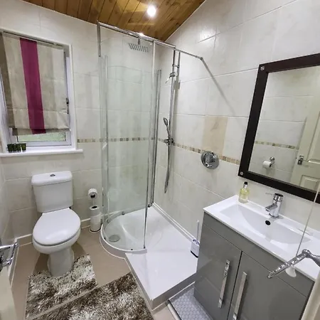 Cheerful 3 Bedroom At White Cross Bay