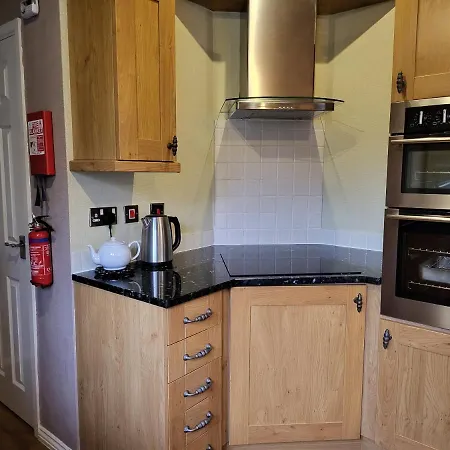 בית נופש Cheerful 3 Bedroom At White Cross Bay ווינדרמר