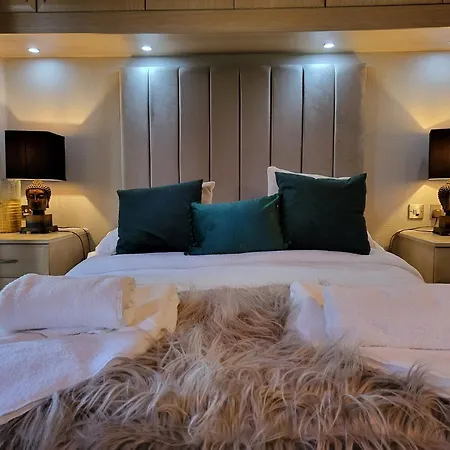 Cheerful 3 Bedroom At White Cross Bay