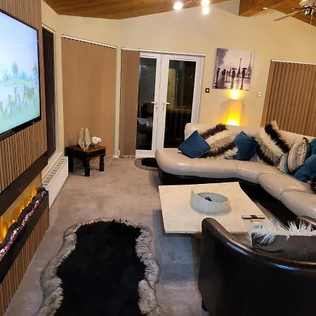 Cheerful 3 Bedroom At White Cross Bay *