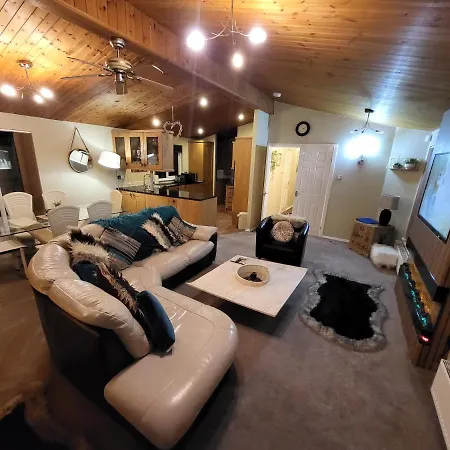 Cheerful 3 Bedroom At White Cross Bay