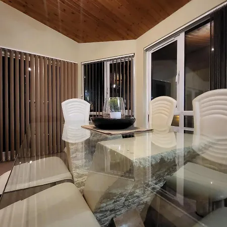 Cheerful 3 Bedroom At White Cross Bay Holiday home