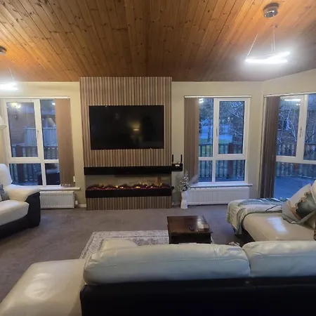 Cheerful 3 Bedroom At White Cross Bay 別荘