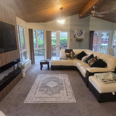 別荘 Cheerful 3 Bedroom At White Cross Bay ウィンダミア