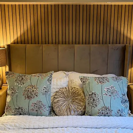 Cheerful 3 Bedroom At White Cross Bay *