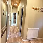 Cheerful 3 Bedroom At White Cross Bay *