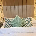 Cheerful 3 Bedroom At White Cross Bay