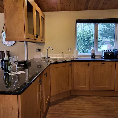 Cheerful 3 Bedroom At White Cross Bay 펜션 윈더미어