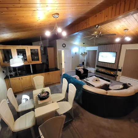 Cheerful 3 Bedroom At White Cross Bay